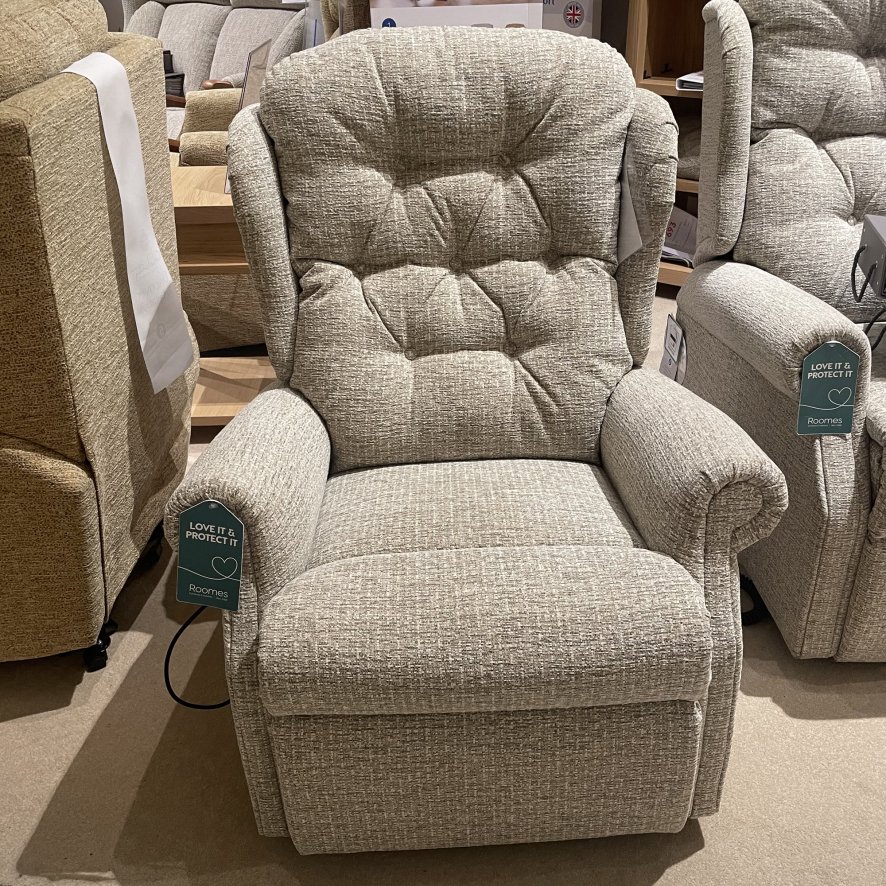 Celebrity Celebrity Woburn - Petite Single Motor Lift and Tilt Recliner