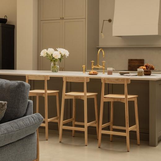 When kitchen dining never looked so good! 🪑 The Ercol Lara Counter stool has a clean and functiona...